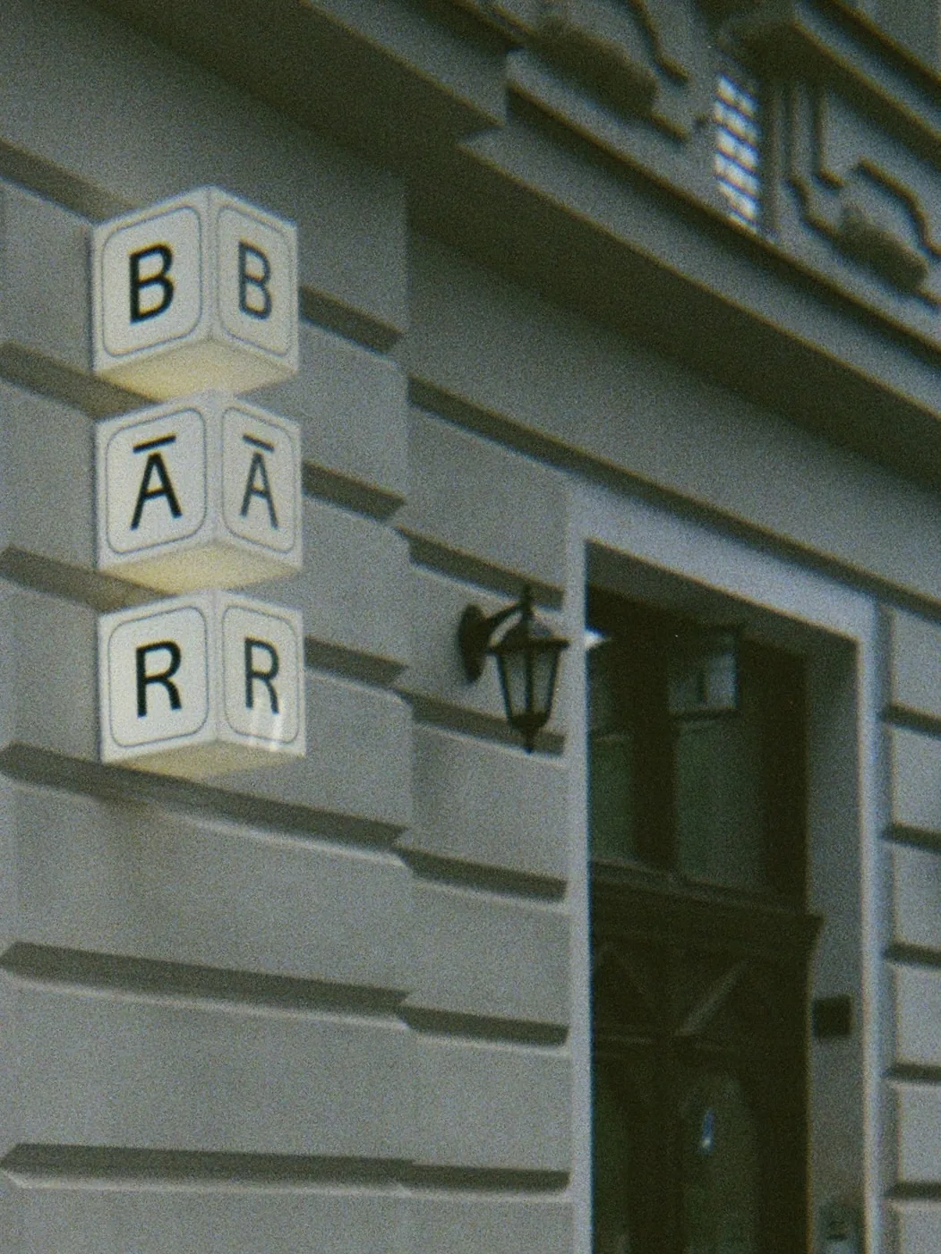 Wejście do BĀR przy Augustiańskiej 1